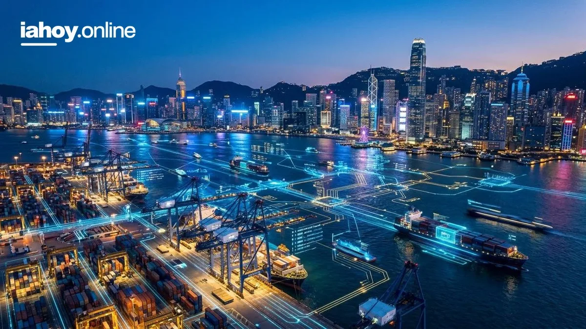 Puerto de contenedores de Hong Kong de noche con el skyline de la ciudad y lineas de datos digitales representando el comercio y las exportaciones vinculadas a la inteligencia artificial